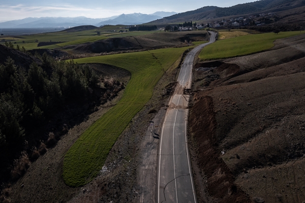 Foto - Tam 4 metre kayma var! Deprem mahalleyi resmen ikiye böldü