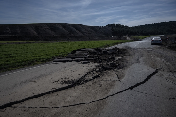 Foto - Tam 4 metre kayma var! Deprem mahalleyi resmen ikiye böldü
