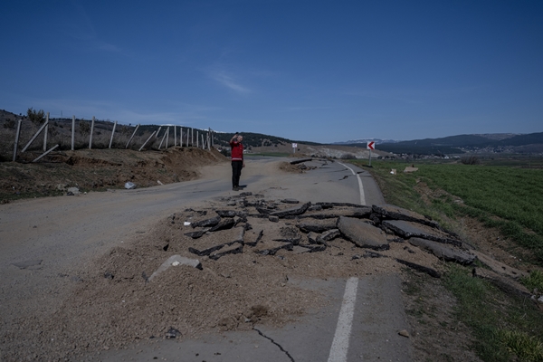 Foto - Tam 4 metre kayma var! Deprem mahalleyi resmen ikiye böldü