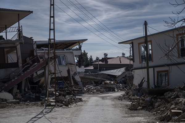 Foto - Tam 4 metre kayma var! Deprem mahalleyi resmen ikiye böldü
