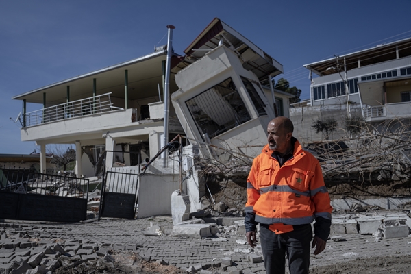 Foto - Tam 4 metre kayma var! Deprem mahalleyi resmen ikiye böldü