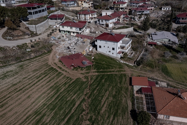 Foto - Tam 4 metre kayma var! Deprem mahalleyi resmen ikiye böldü