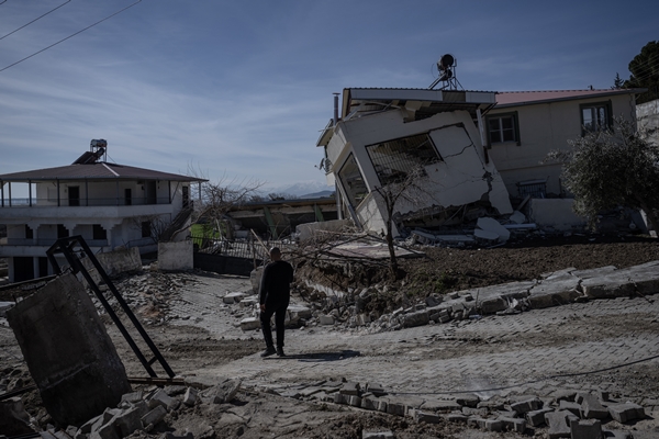 Foto - Tam 4 metre kayma var! Deprem mahalleyi resmen ikiye böldü