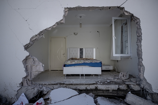 Foto - Tam 4 metre kayma var! Deprem mahalleyi resmen ikiye böldü