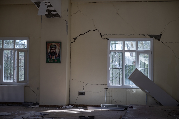 Foto - Tam 4 metre kayma var! Deprem mahalleyi resmen ikiye böldü