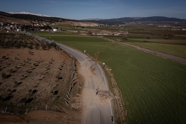 Foto - Tam 4 metre kayma var! Deprem mahalleyi resmen ikiye böldü