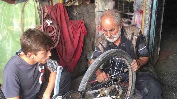 Foto - Tam 40 yıldır bisikletini kapan onun yanına koşuyor