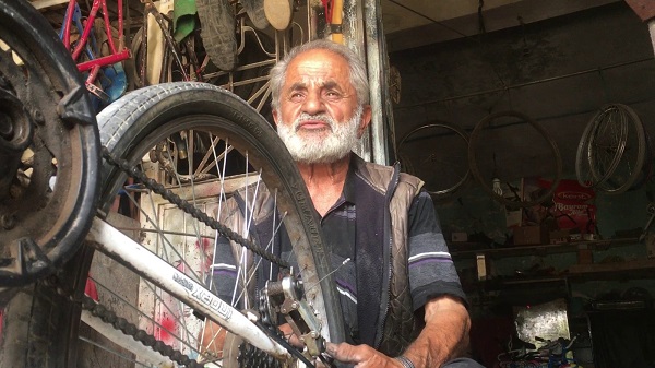 Foto - Tam 40 yıldır bisikletini kapan onun yanına koşuyor