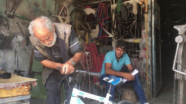 Foto - Tam 40 yıldır bisikletini kapan onun yanına koşuyor