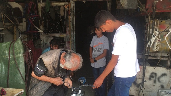 Foto - Tam 40 yıldır bisikletini kapan onun yanına koşuyor