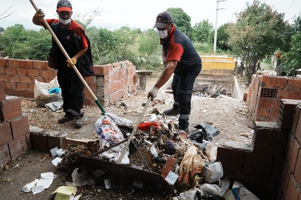 Foto - Tam 5 günde temizlendi! Bu evden 42 kamyon çöp çıktı
