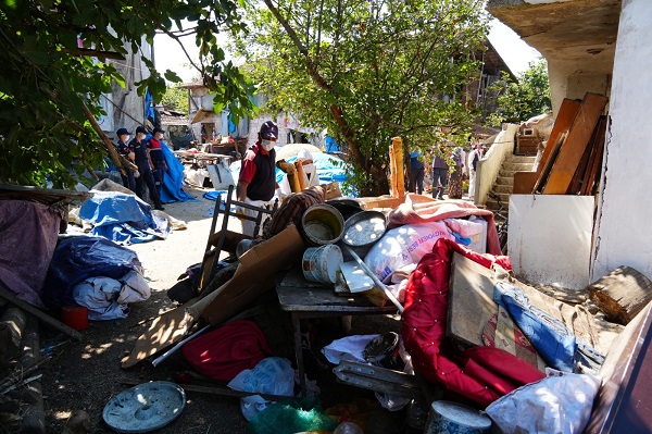 Foto - Tam 5 günde temizlendi! Bu evden 42 kamyon çöp çıktı