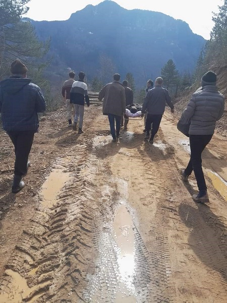 Foto - Tam 6 kez yıkıldı! Köprü olmayınca çocuklar hastaneye böyle taşındı