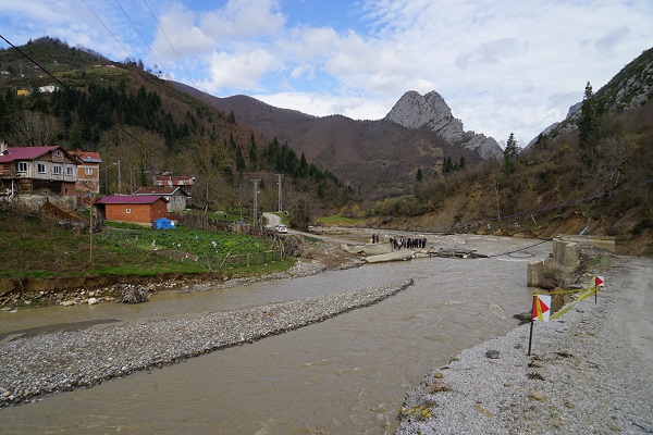 Foto - Tam 6 kez yıkıldı! Köprü olmayınca çocuklar hastaneye böyle taşındı