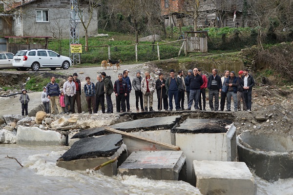 Foto - Tam 6 kez yıkıldı! Köprü olmayınca çocuklar hastaneye böyle taşındı