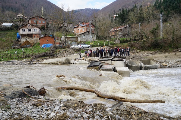 Foto - Tam 6 kez yıkıldı! Köprü olmayınca çocuklar hastaneye böyle taşındı