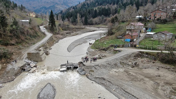 Foto - Tam 6 kez yıkıldı! Köprü olmayınca çocuklar hastaneye böyle taşındı