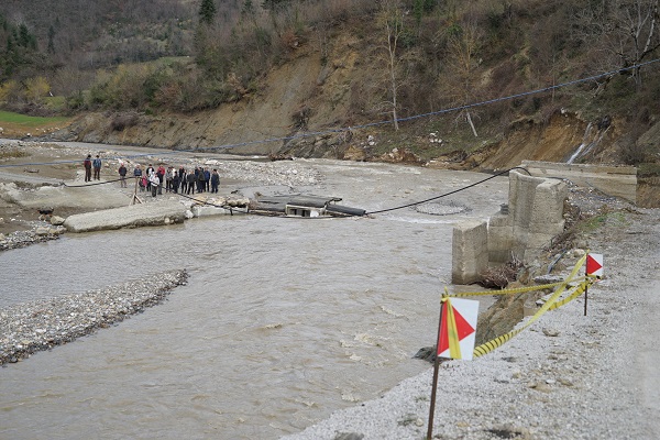 Foto - Tam 6 kez yıkıldı! Köprü olmayınca çocuklar hastaneye böyle taşındı