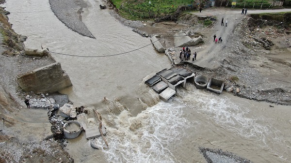 Foto - Tam 6 kez yıkıldı! Köprü olmayınca çocuklar hastaneye böyle taşındı