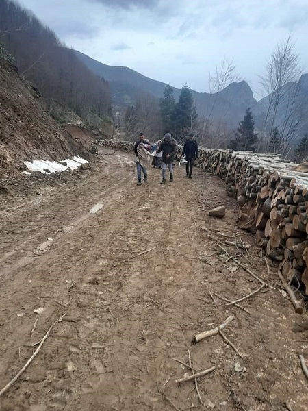 Foto - Tam 6 kez yıkıldı! Köprü olmayınca çocuklar hastaneye böyle taşındı