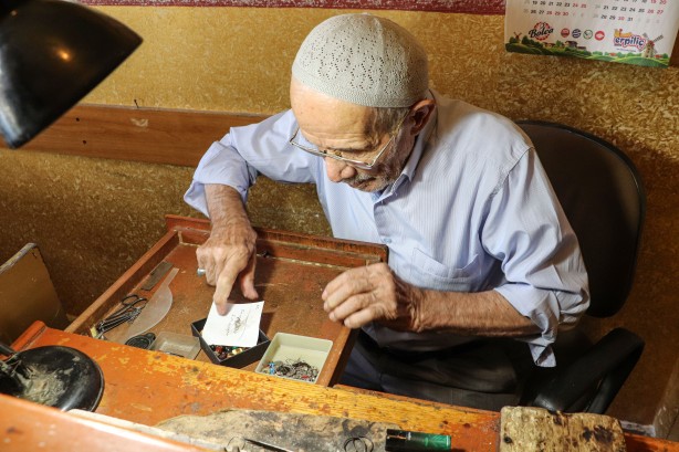 Foto - Tam 77 yıldır gümüş İşledi: Onlara adeta can veren, ilgi duyan kuyumcu!
