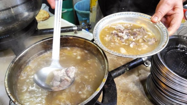 Tam bir kolajen deposu: Paça suyu deyip geçmeyin kemikleri sağlamlaştırıyor, vücuttaki toksinleri atıyor! Kelle paça çorbası faydaları 