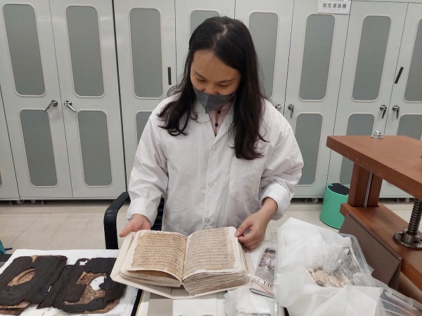 Foto - Tam iki yıldır özel bakımdan geçiyor! 500 yıllık Kuran-ı Kerim o ülkede onarılıyor