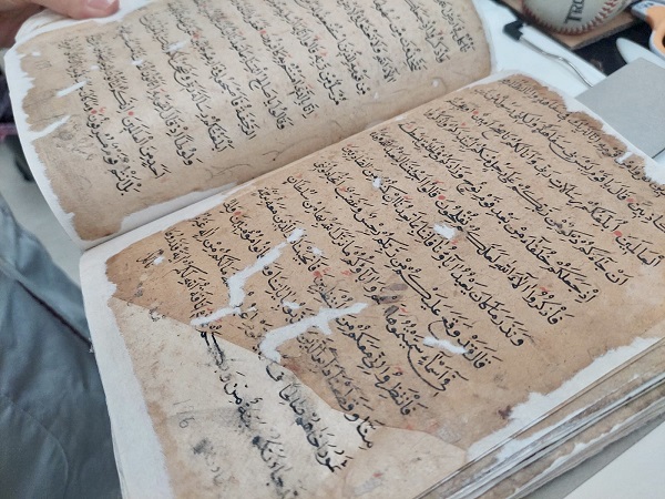 Foto - Tam iki yıldır özel bakımdan geçiyor! 500 yıllık Kuran-ı Kerim o ülkede onarılıyor