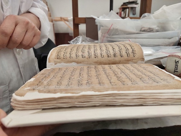 Foto - Tam iki yıldır özel bakımdan geçiyor! 500 yıllık Kuran-ı Kerim o ülkede onarılıyor