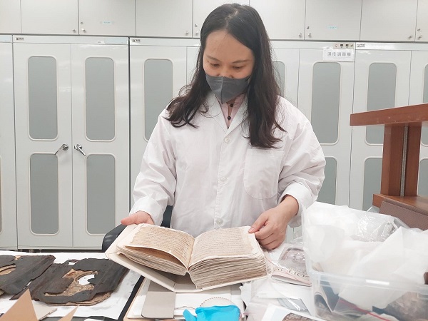 Foto - Tam iki yıldır özel bakımdan geçiyor! 500 yıllık Kuran-ı Kerim o ülkede onarılıyor