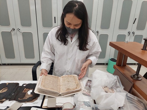 Foto - Tam iki yıldır özel bakımdan geçiyor! 500 yıllık Kuran-ı Kerim o ülkede onarılıyor