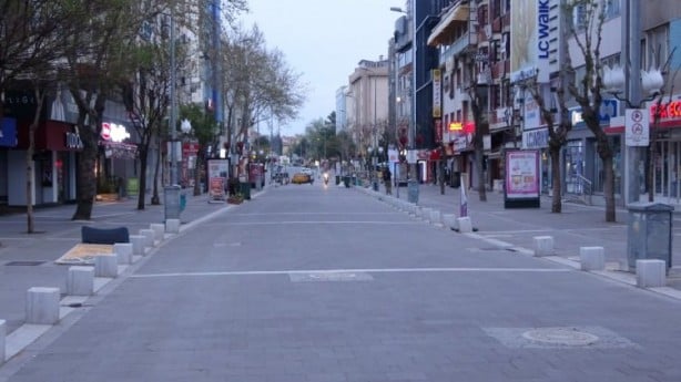 Tam kapanma başladı sokaklar sessizliğe gömüldü