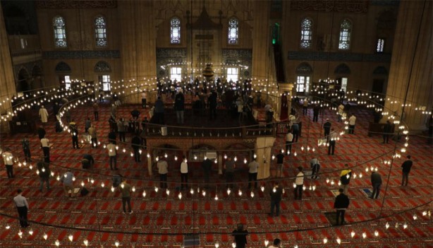 Tam kapanmanın ilk cumasında Selimiye Camii'ne koştular