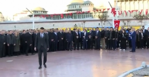 Foto - Tam komedi! CHP 10 Kasım törenine çelenk getirmeyi unutunca…