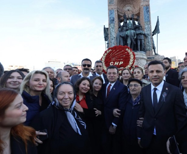 Foto - Tam komedi! CHP 10 Kasım törenine çelenk getirmeyi unutunca…