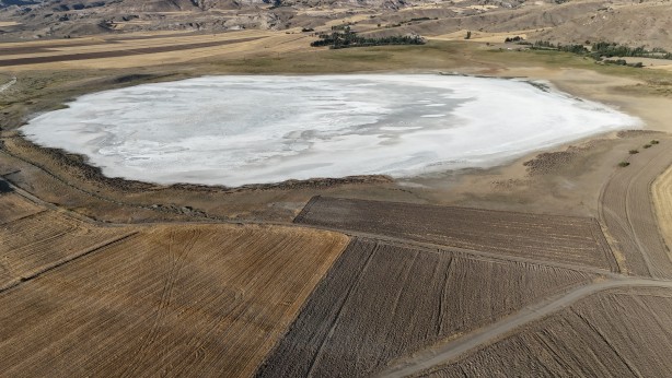 Foto - Tamamen kurudu, gölden geriye tuz tabakası kaldı