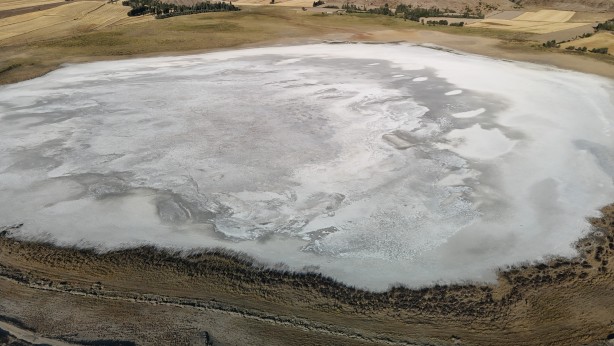 Tamamen kurudu, gölden geriye tuz tabakası kaldı