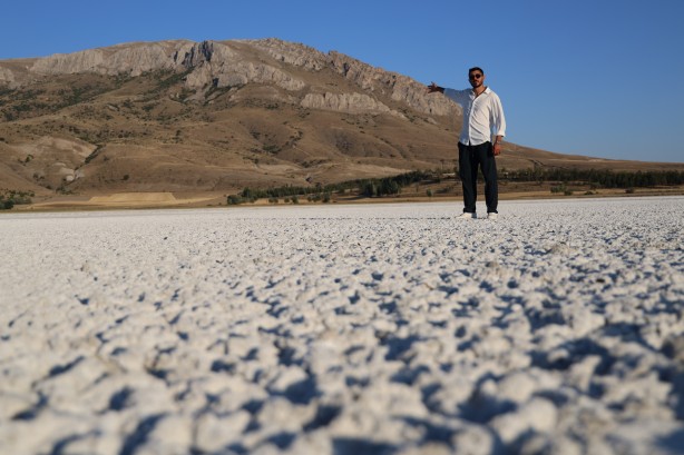 Foto - Tamamen kurudu, gölden geriye tuz tabakası kaldı