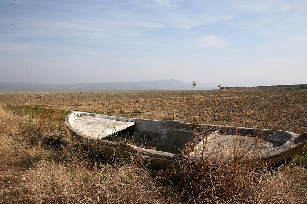 Foto - Tamamen kurudu tarıma açıldı! O gölden geriye hurdaya dönmüş tekneler kaldı