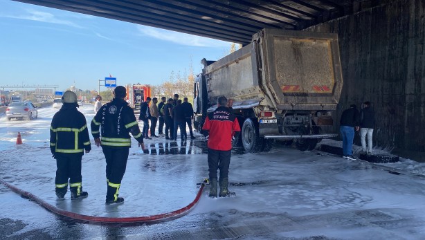 Foto - Tamire giden kamyon D-100’de alev aldı