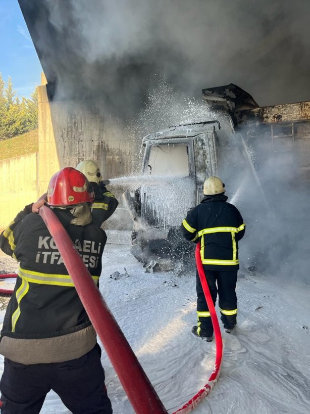Foto - Tamire giden kamyon D-100’de alev aldı