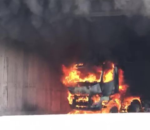 Foto - Tamire giden kamyon D-100’de alev aldı