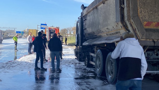 Foto - Tamire giden kamyon D-100’de alev aldı