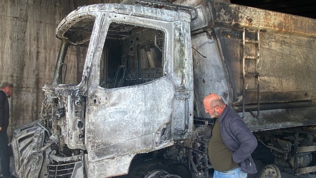 Foto - Tamire giden kamyon D-100’de alev aldı