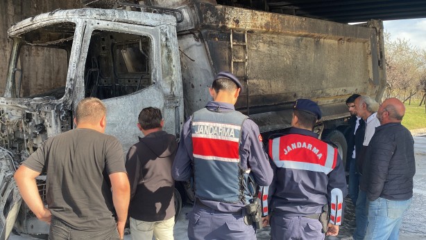 Foto - Tamire giden kamyon D-100’de alev aldı