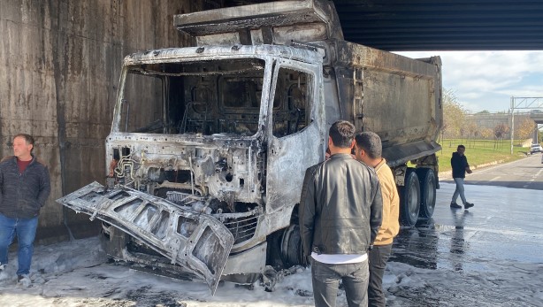 Foto - Tamire giden kamyon D-100’de alev aldı