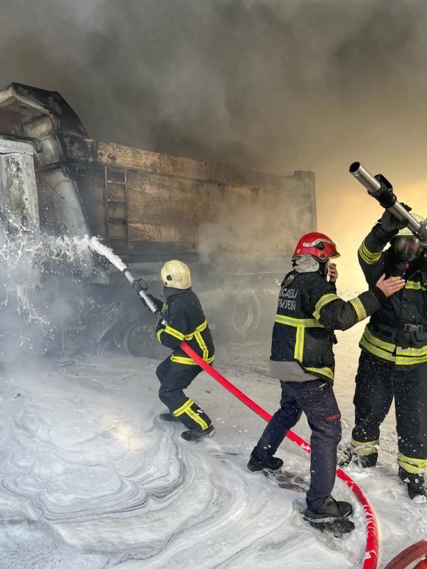 Foto - Tamire giden kamyon D-100’de alev aldı