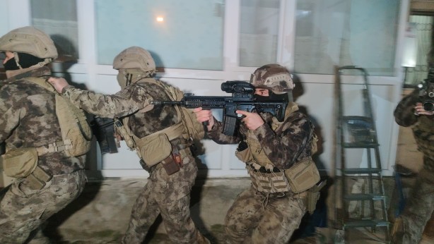 Tandır evinde 20 düzensiz göçmen yakalandı