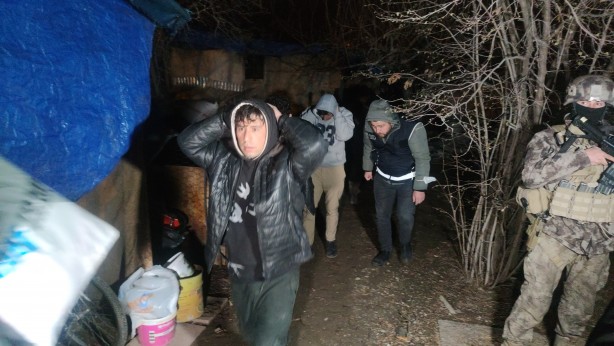 Foto - Tandır evinde 20 düzensiz göçmen yakalandı