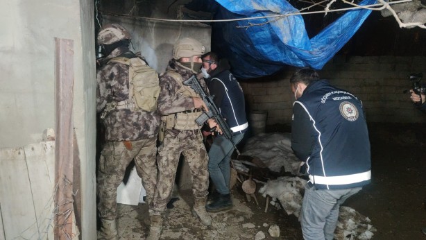 Foto - Tandır evinde 20 düzensiz göçmen yakalandı